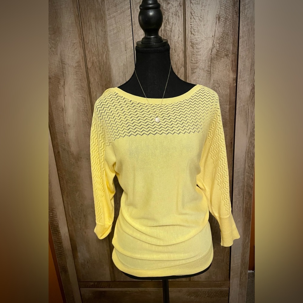 NY&Co light weight yellow cardigan, beautiful pattern overlaying shoulders. Xs